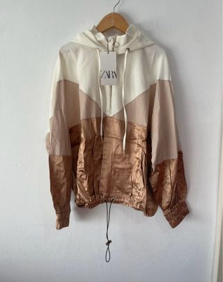 Chaqueta Cortavientos Zara Color Beige y Dorado