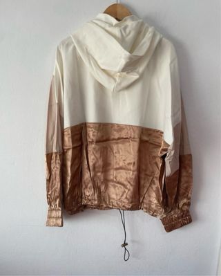 Chaqueta Cortavientos Zara Color Beige y Dorado