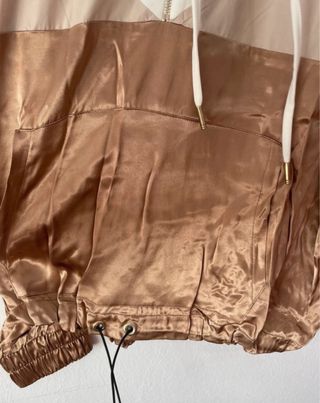 Chaqueta Cortavientos Zara Color Beige y Dorado