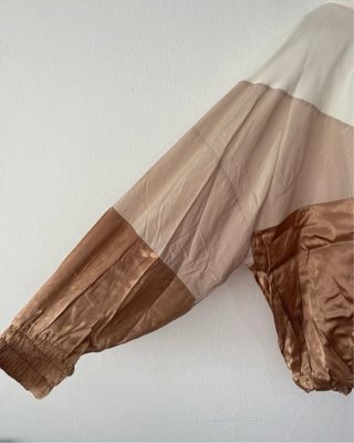 Chaqueta Cortavientos Zara Color Beige y Dorado