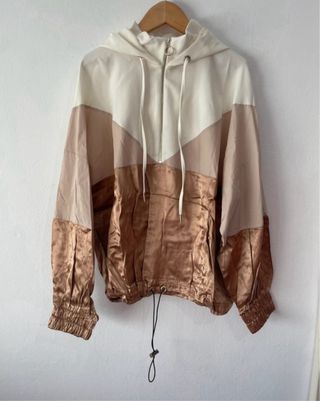 Chaqueta Cortavientos Zara Color Beige y Dorado