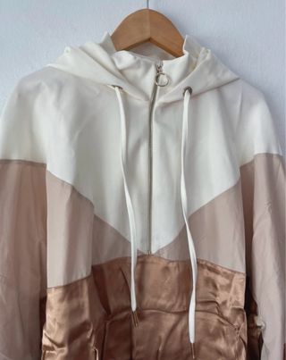 Chaqueta Cortavientos Zara Color Beige y Dorado