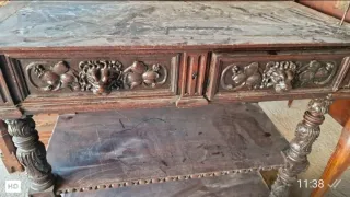 Mueble antiguo de madera con detalles tallados