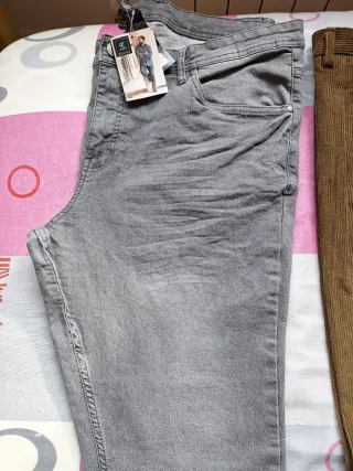 Pantalones de hombre grises y marrones