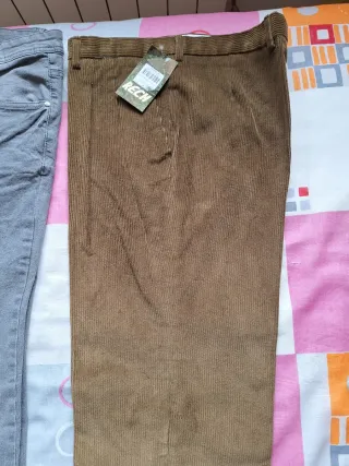 Pantalones de hombre grises y marrones