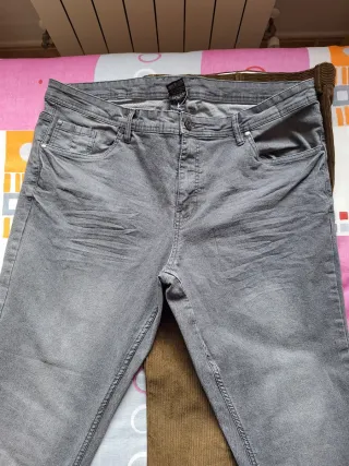 Pantalones de hombre grises y marrones