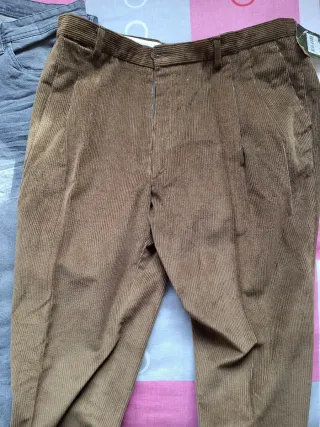 Pantalones de hombre grises y marrones