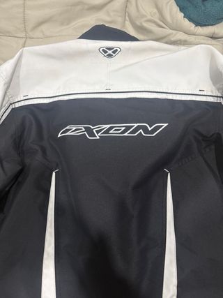 Chaqueta de moto negra y blanca