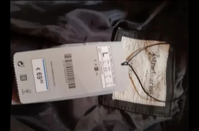 Chaqueta bomber negra y bei