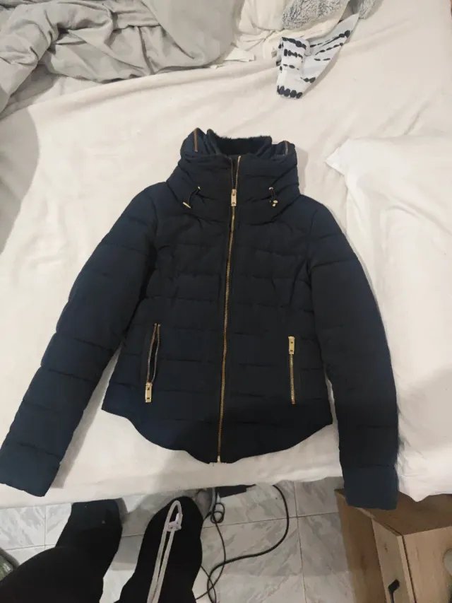 Chaqueta negra acolchada