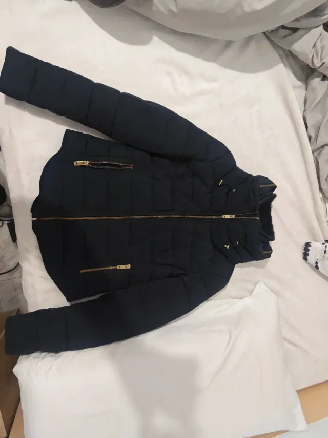 Chaqueta negra acolchada