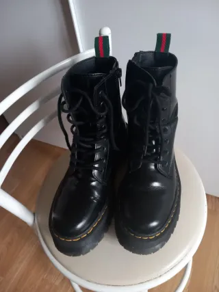 Botines tipo Dr. Martens negras con plataforma