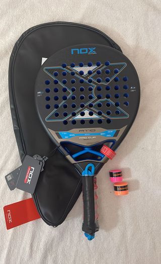Pala de padel Nox AT10 Pro Cup Soft 360g y 2 overs