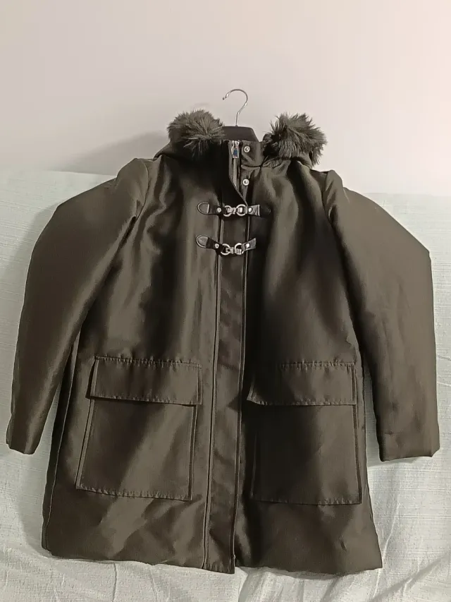 Abrigo mujer. Color verde oliva talla XL.