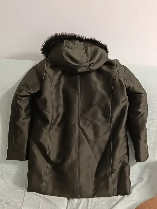 Abrigo mujer. Color verde oliva talla XL.