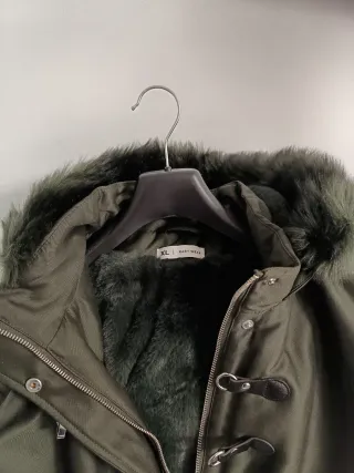 Abrigo mujer. Color verde oliva talla XL.