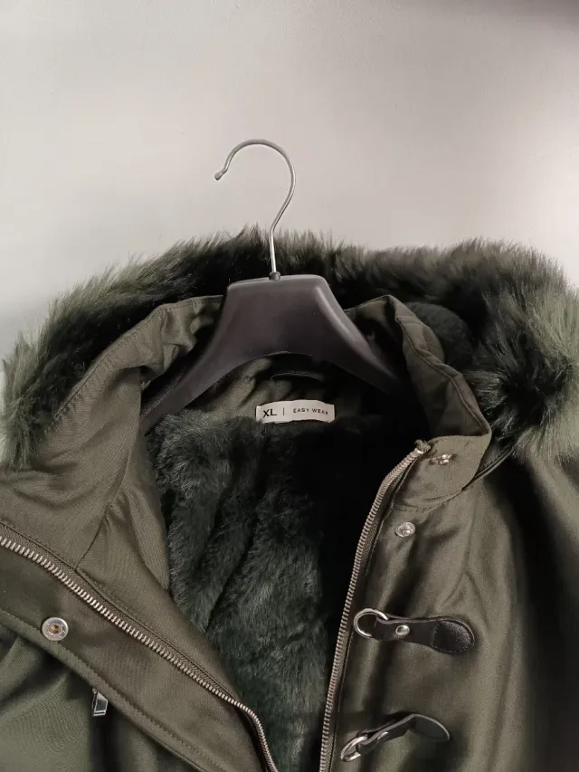 Abrigo mujer. Color verde oliva talla XL.