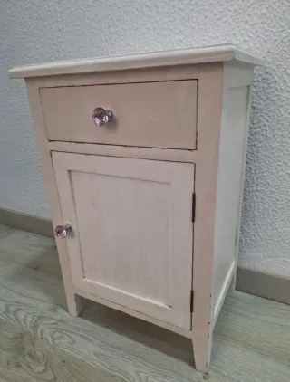 Mesita auxiliar blanca con tiradores rosas