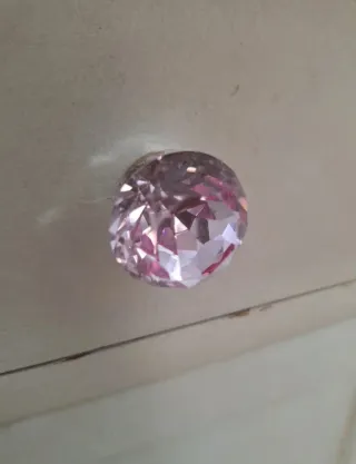 Mesita auxiliar blanca con tiradores rosas