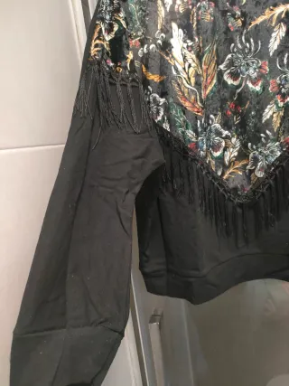 Jersey estampado floral con flecos