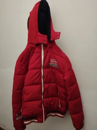 Chaqueta roja con capucha