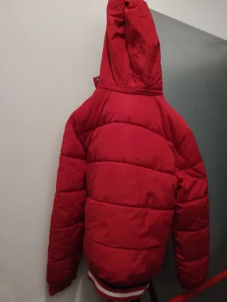 Chaqueta roja con capucha