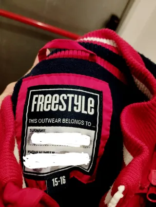 Chaqueta roja con capucha