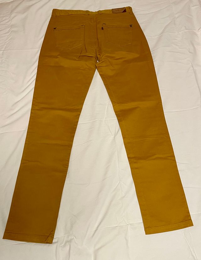 Pantalones amarillos