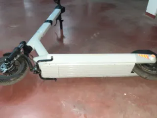 Patinete eléctrico blanco