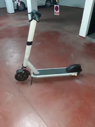 Patinete eléctrico blanco