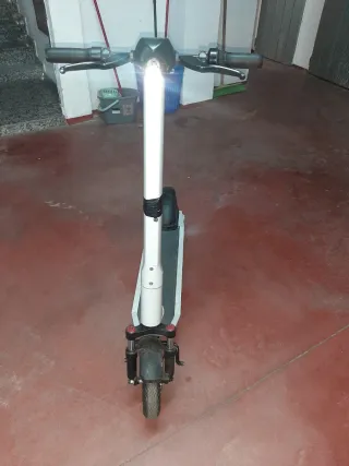 Patinete eléctrico blanco