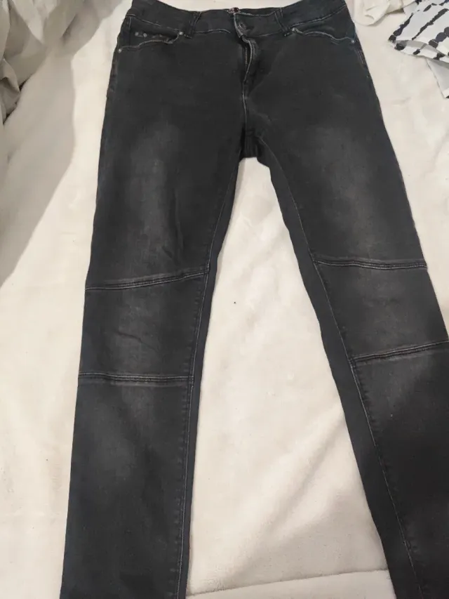 Pantalones vaqueros grises con rodillas