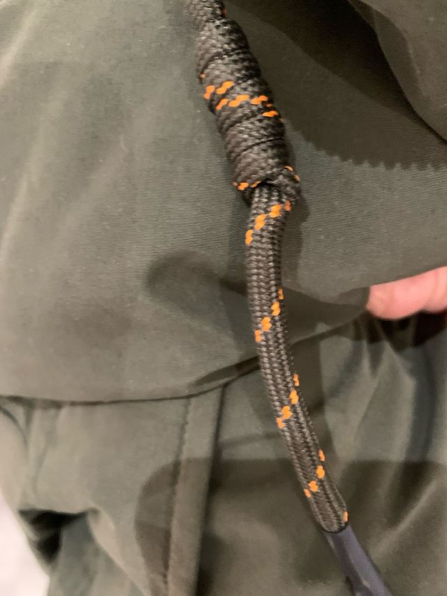 Parka acolchada verde y multicolor