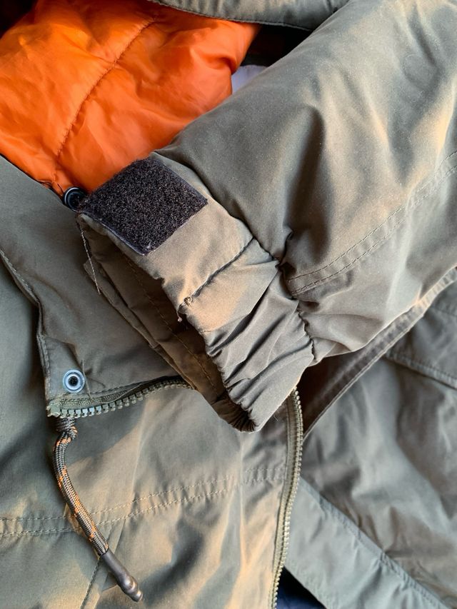 Parka acolchada verde y multicolor