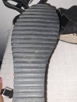 Sandalias de cuña negras y beige