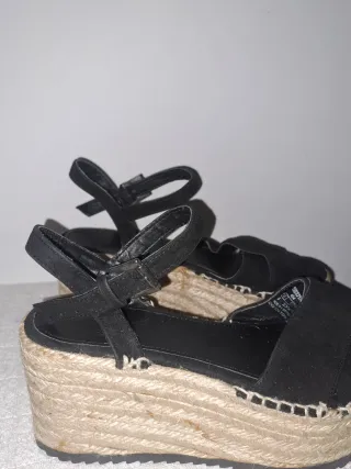 Sandalias de cuña negras y beige