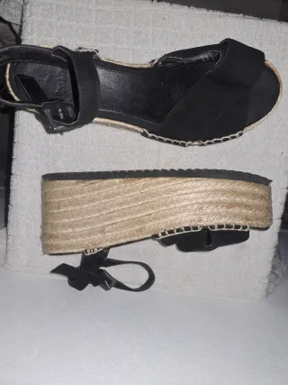 Sandalias de cuña negras y beige