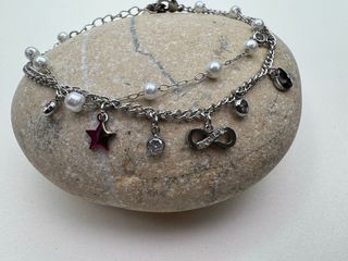 Bracciale doppio con perle finte e ciondoli