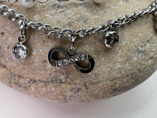 Bracciale doppio con perle finte e ciondoli