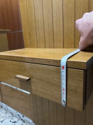 Mueble recibidor de madera y cristal