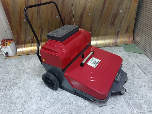 Barredora industrial roja