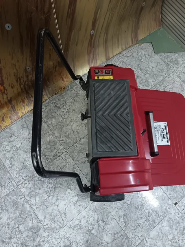 Barredora industrial roja