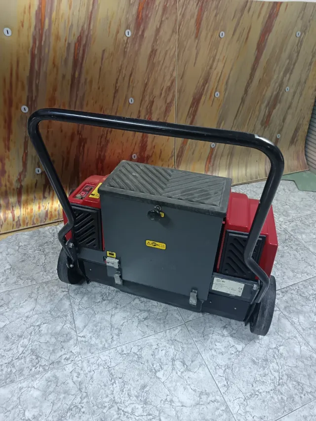 Barredora industrial roja