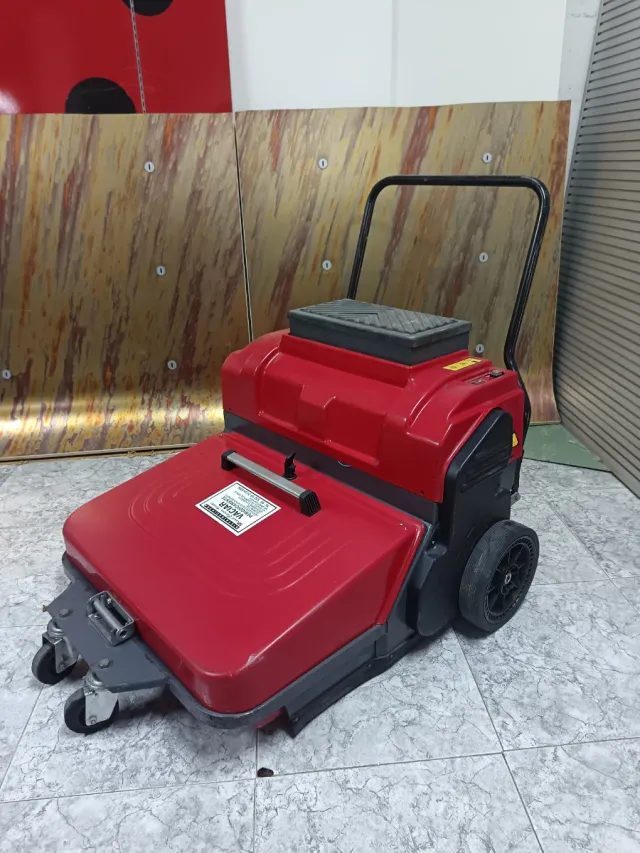 Barredora industrial roja