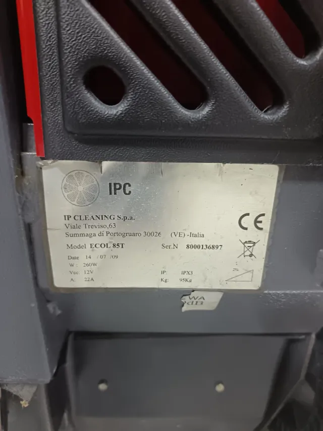 Barredora industrial roja