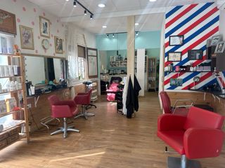 2 sillones de peluquería y 1 sillón de barbería