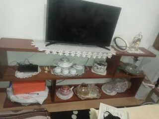 Estantería de madera y cristal