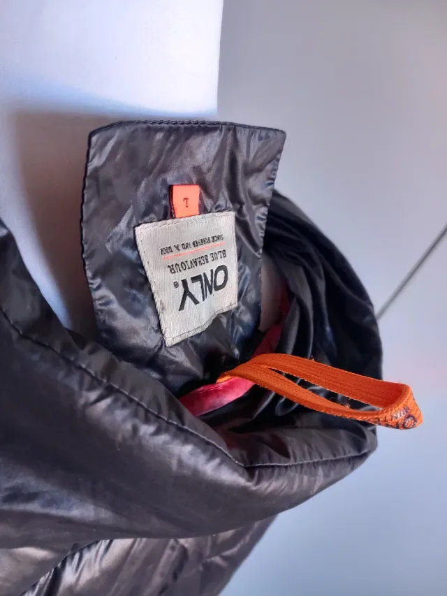 Chaqueta Anorak Negra y Roja