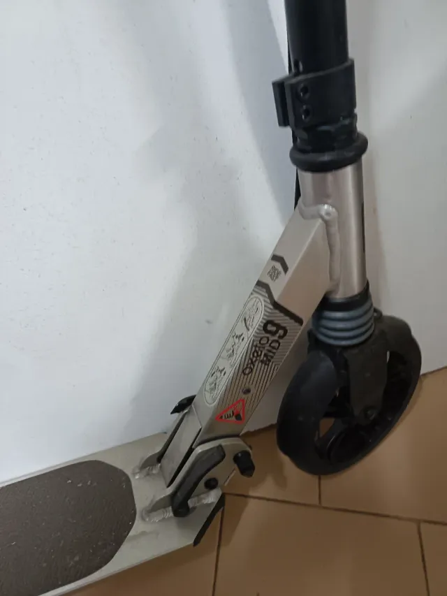 Patinete plegable plateado