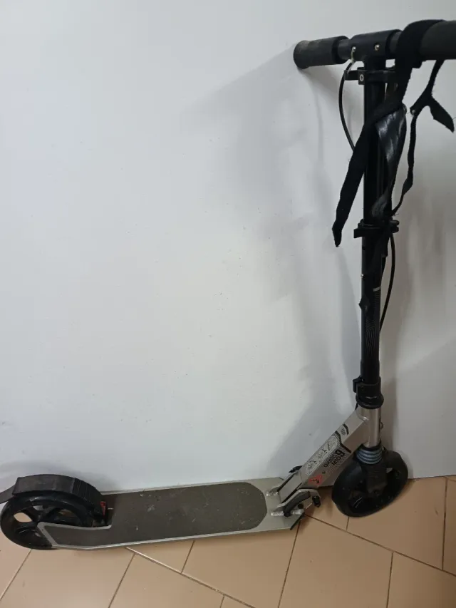 Patinete plegable plateado